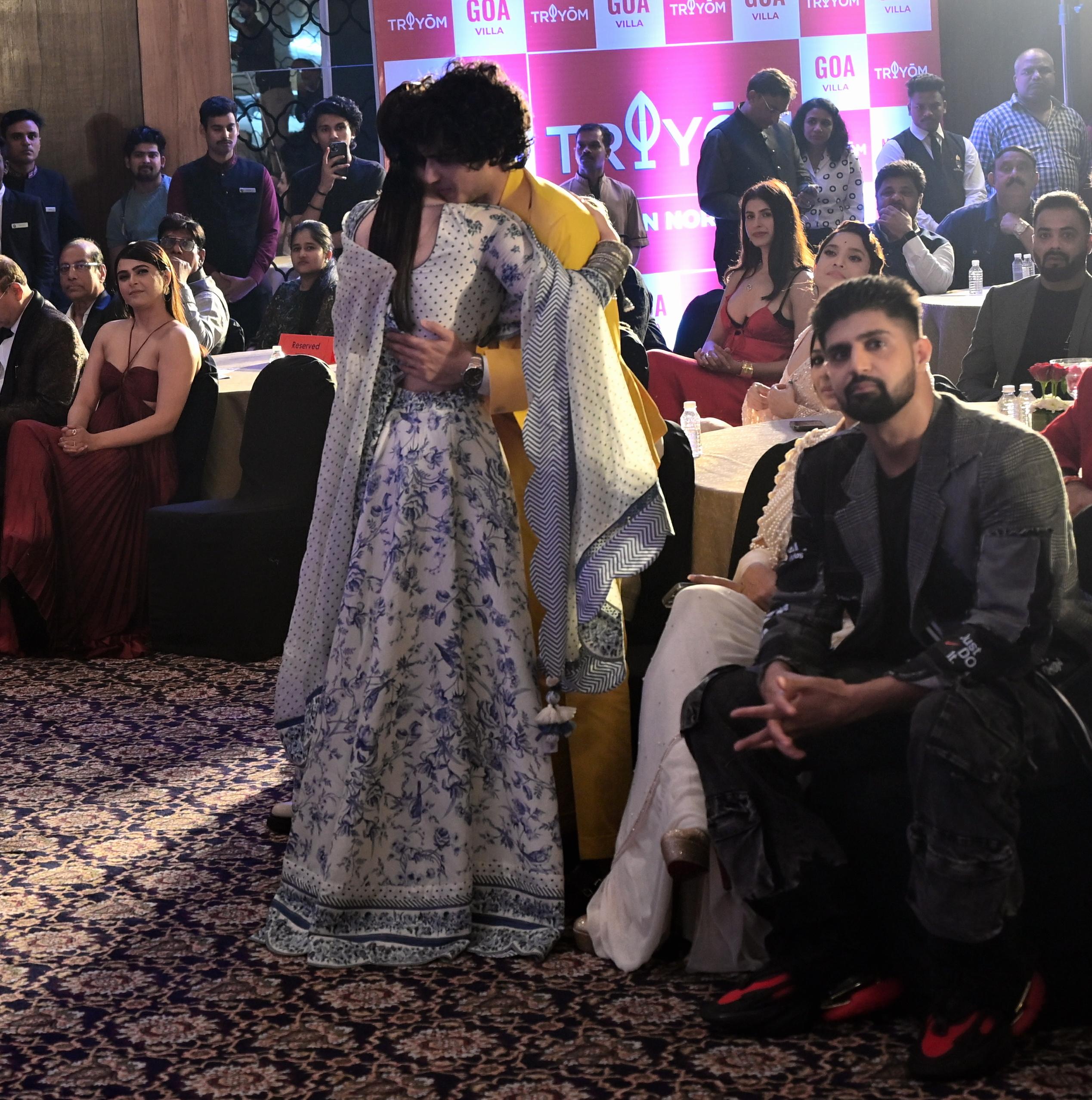 Sanjeeda Sheikh, who attended the award show, met Munjya star Abhay Verma