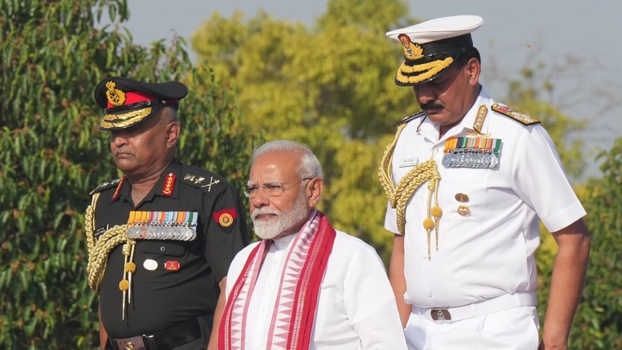 On Sunday, Prime Minister-designate Narendra Modi arrived to pay tribute at the National War Memorial (Rashtriya Samar Smarak).