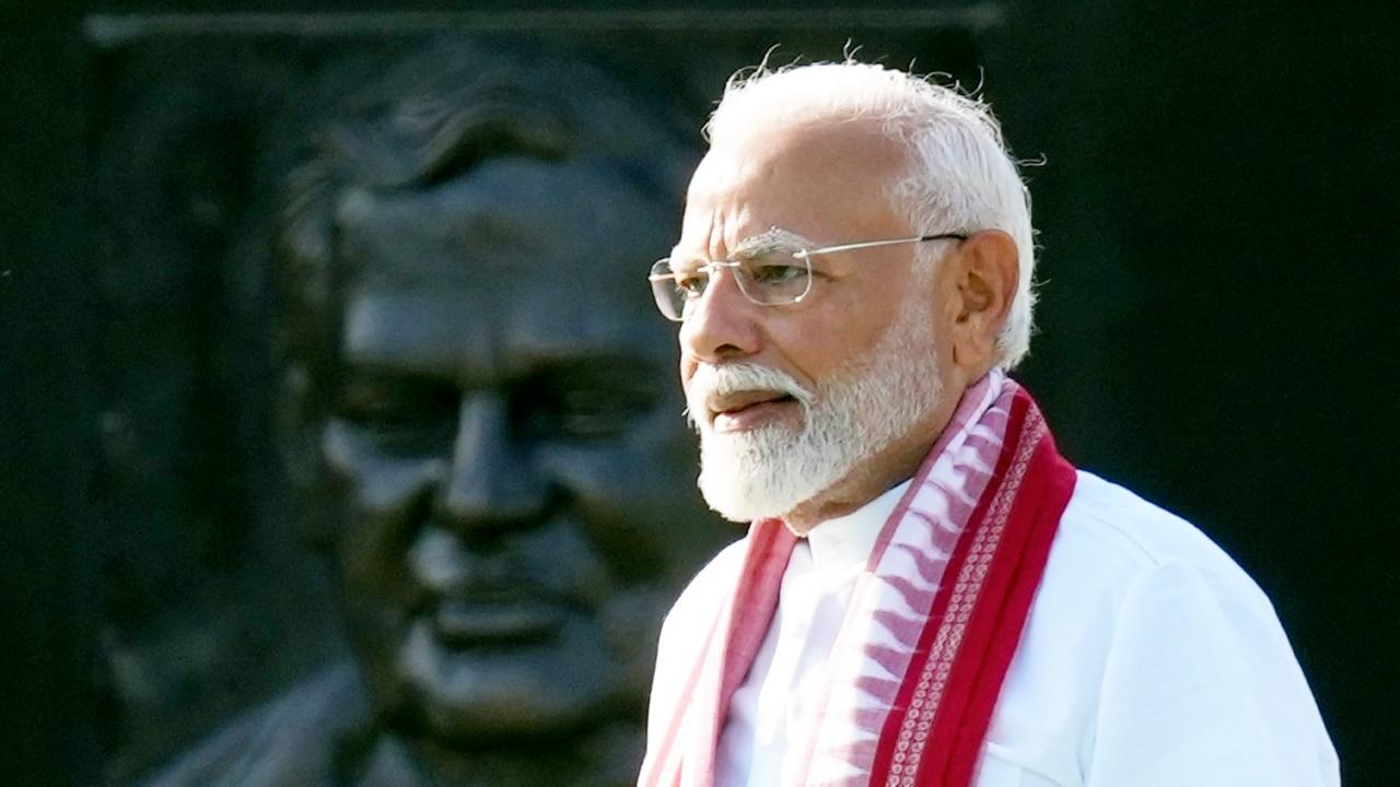 After the National War Memorial Prime Minister-designate Narendra Modi went ahead and performed 'parikrama' as he payed  tribute to former Prime Minister Atal Bihari Vajpayee at the Sadaiv Atal Memorial in New Delhi on Sunday.
