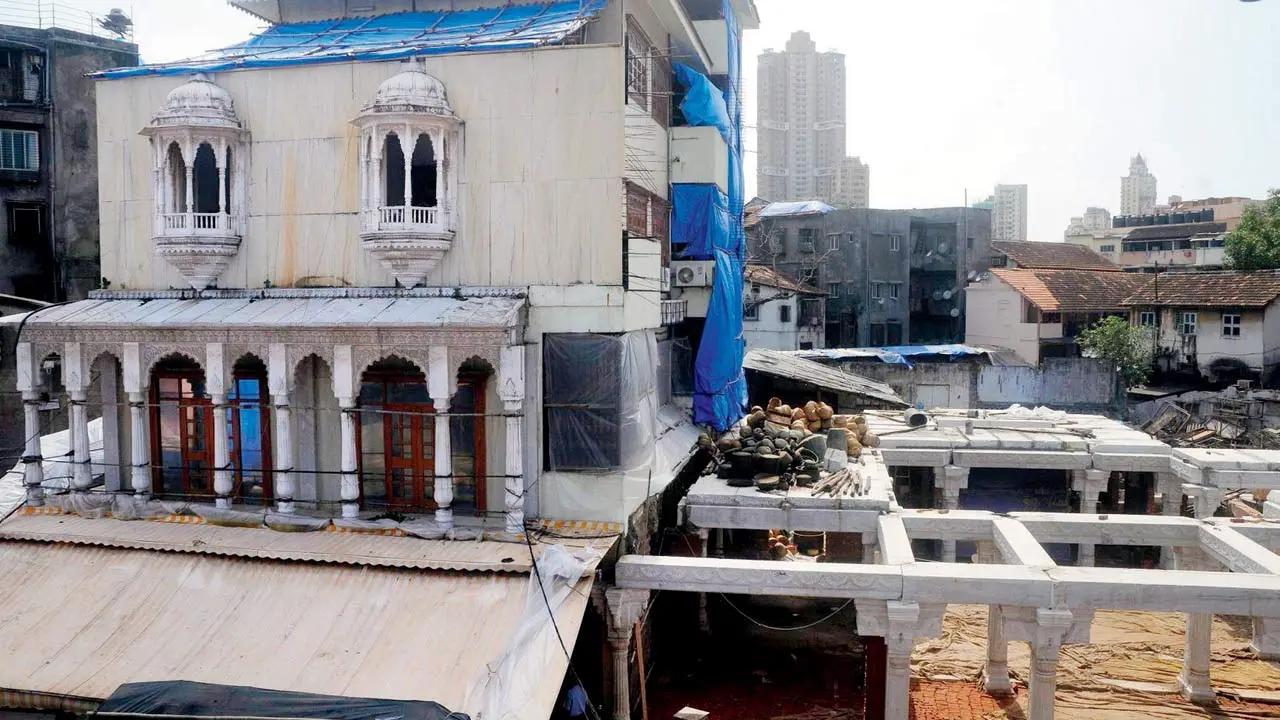 Mota Mandir Haveli in Bhuleshwar is dedicated to Lord Balkrishnalalji and Lord Shree Daujidayalji among other deities, Mota or Vada Mandir (“the big temple”) had a wooden structure that dated back more than 200 years. It is now spiffy and Makarana marble-forward. It continues to be an important site for the Vaishnav sect of Hinduism associated with the trading communities in Mumbai