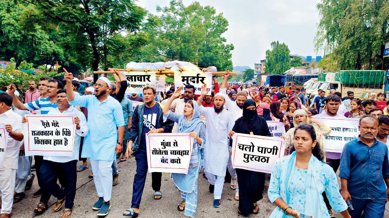 Thane: Mumbra stages ‘shav yatra’ for water cut