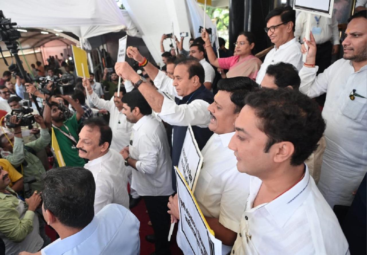 The protesters, belonging to the Maha Vikas Aghadi (MVA) comprising the Shiv Sena (UBT), Congress and NCP (SP), raised slogans against the government over the issues related to farmers and the NEET exam