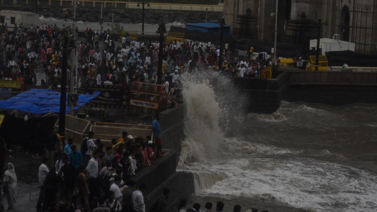 The India Meteorological Department (IMD) issued a ‘yellow’ alert predicting heavy to moderate rainfall on Friday 