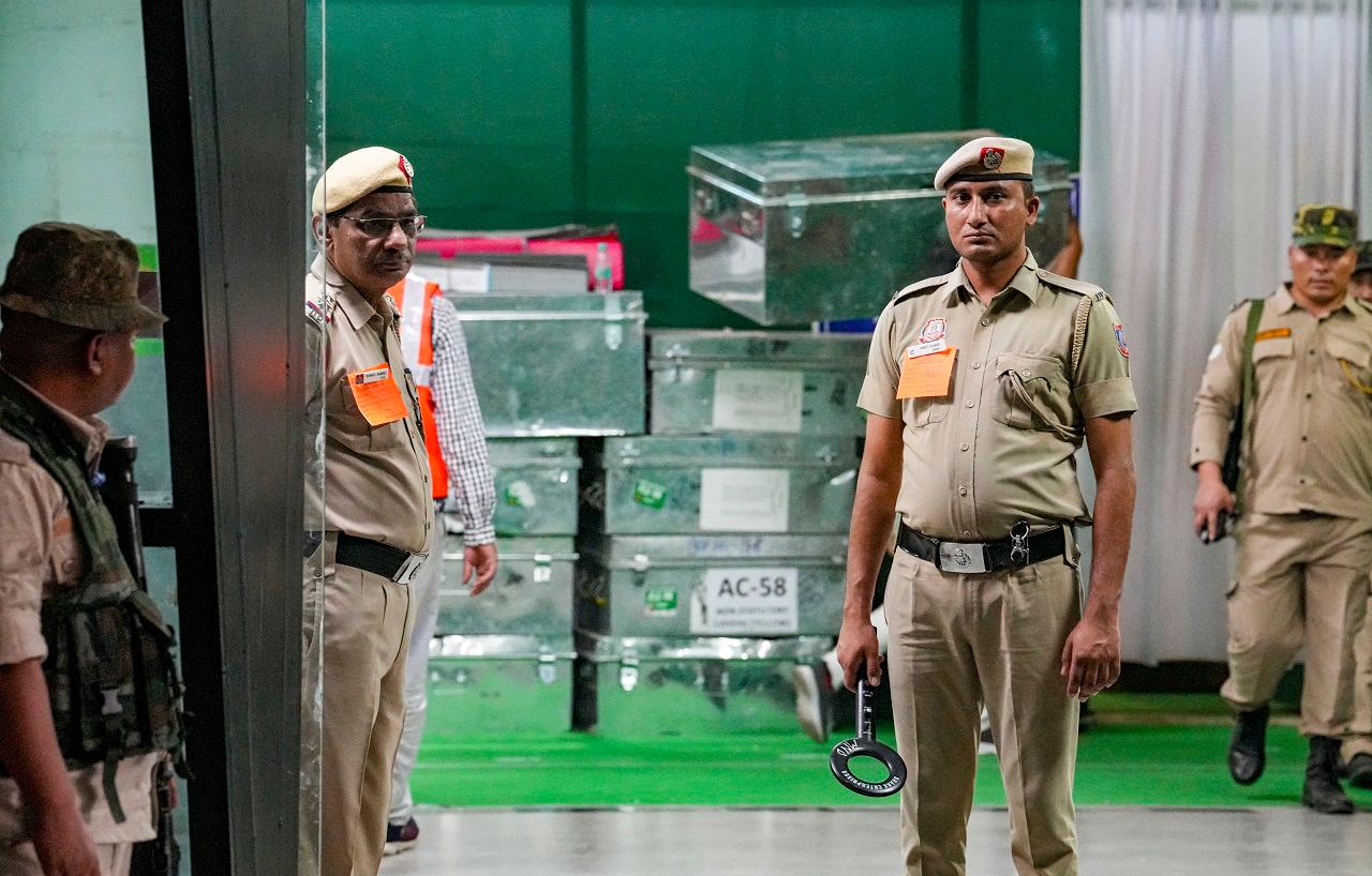 Key opposition leaders, including former Congress chief Rahul Gandhi, NCP's Supriya Sule, and Samajwadi Party chief Akhilesh Yadav, are also contesting the poll