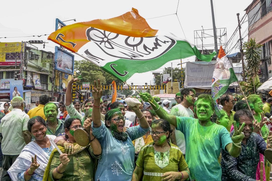 In Photos: TMC workers celebrate outside Mamata Banerjee's residence