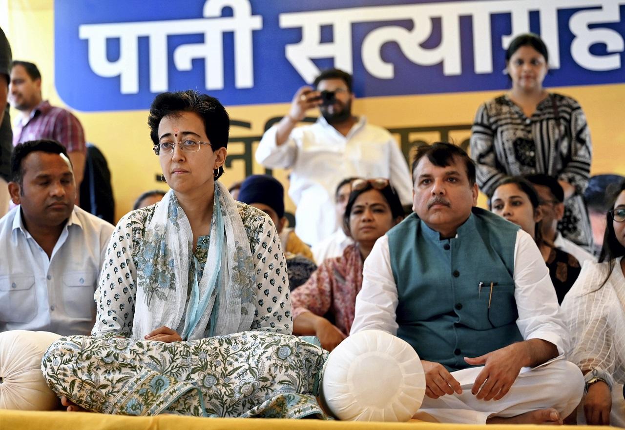The ministers held a meeting at the hunger strike site in Jangpura's Bhogal, where they decided to write a letter to the prime minister seeking a solution to the issue