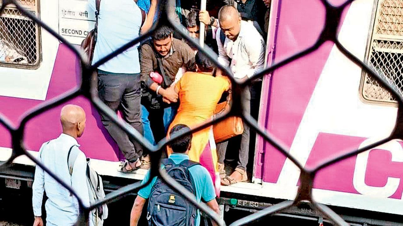 Mumbai: Signal break throws morning rush hour out of gear on Central Railway
