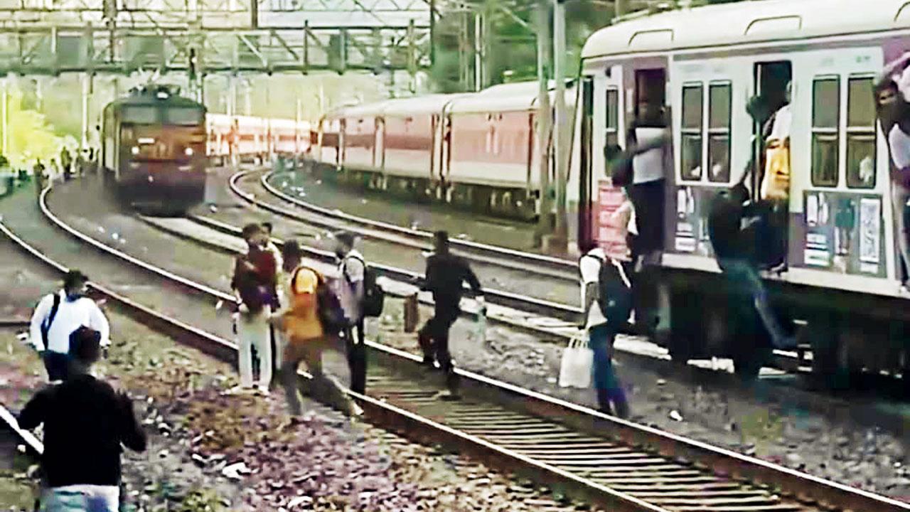 Passengers deboard to get to the nearest station. PIC/MUMBAI TRAIN UPDATES
