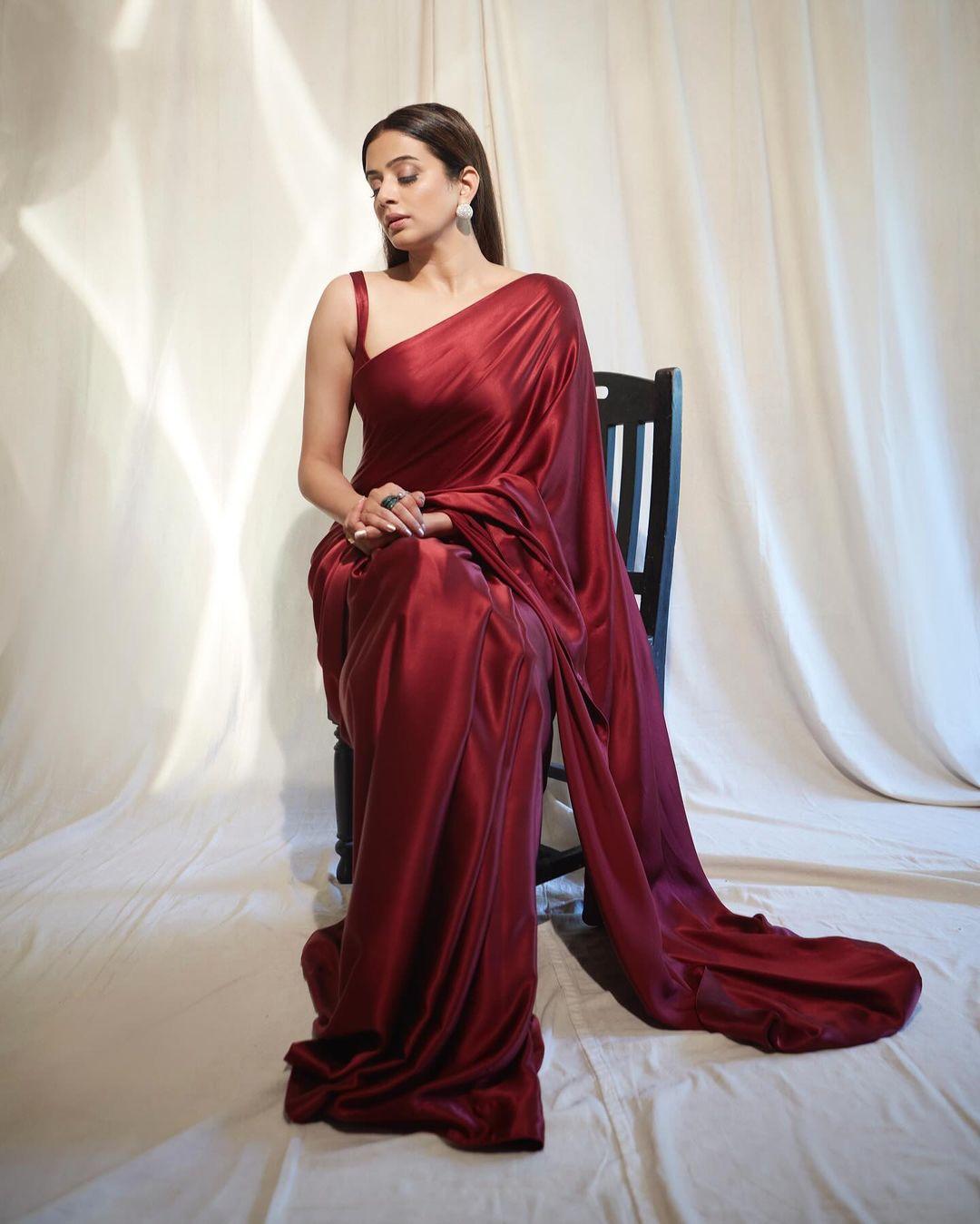 In this stunning look, Priyamani wore an all-red simple saree and paired it with a strappy blouse