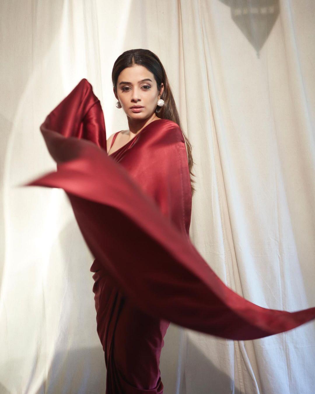 In this look, the actress left her hair open and went for a no-makeup look