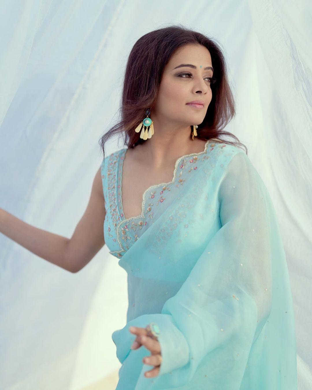 The actress left her hair open, applied minimal makeup, and wore intricate blue and golden earrings to finish her look