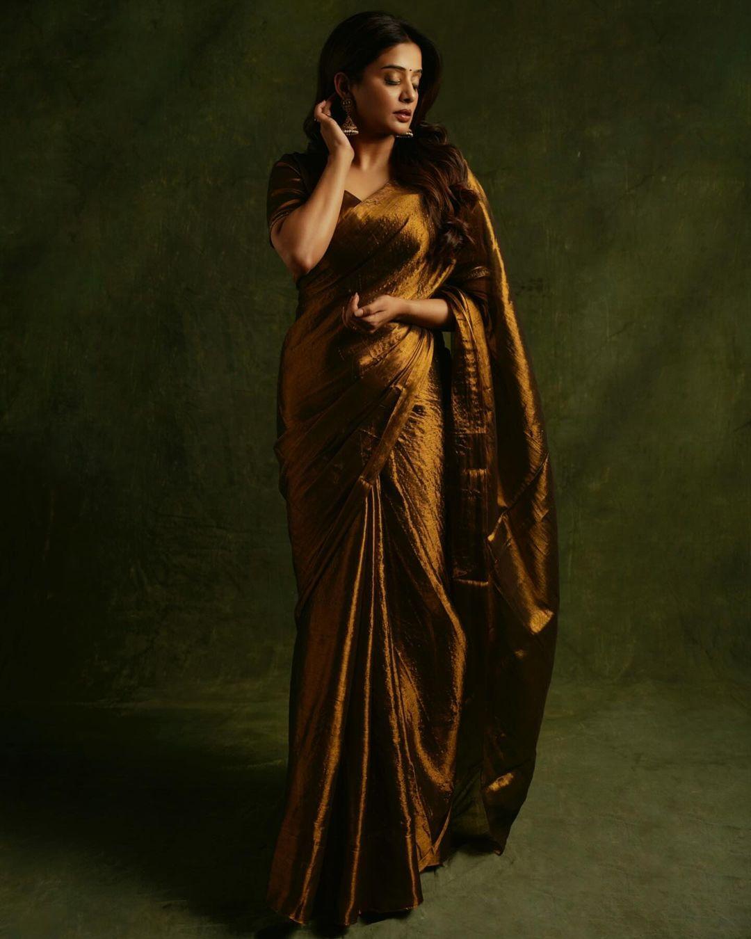 Priyamani in this golden saree gives off perfect queen vibes. The actress wore a plain shiny golden saree and paired it with a matching blouse, and we couldn't take our eyes off her