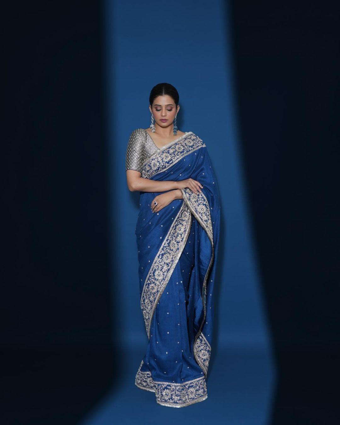 Oh good lord, just stunning. Priyamani's blue saree with a broad border is just amazing. This is perfect for any wedding party
