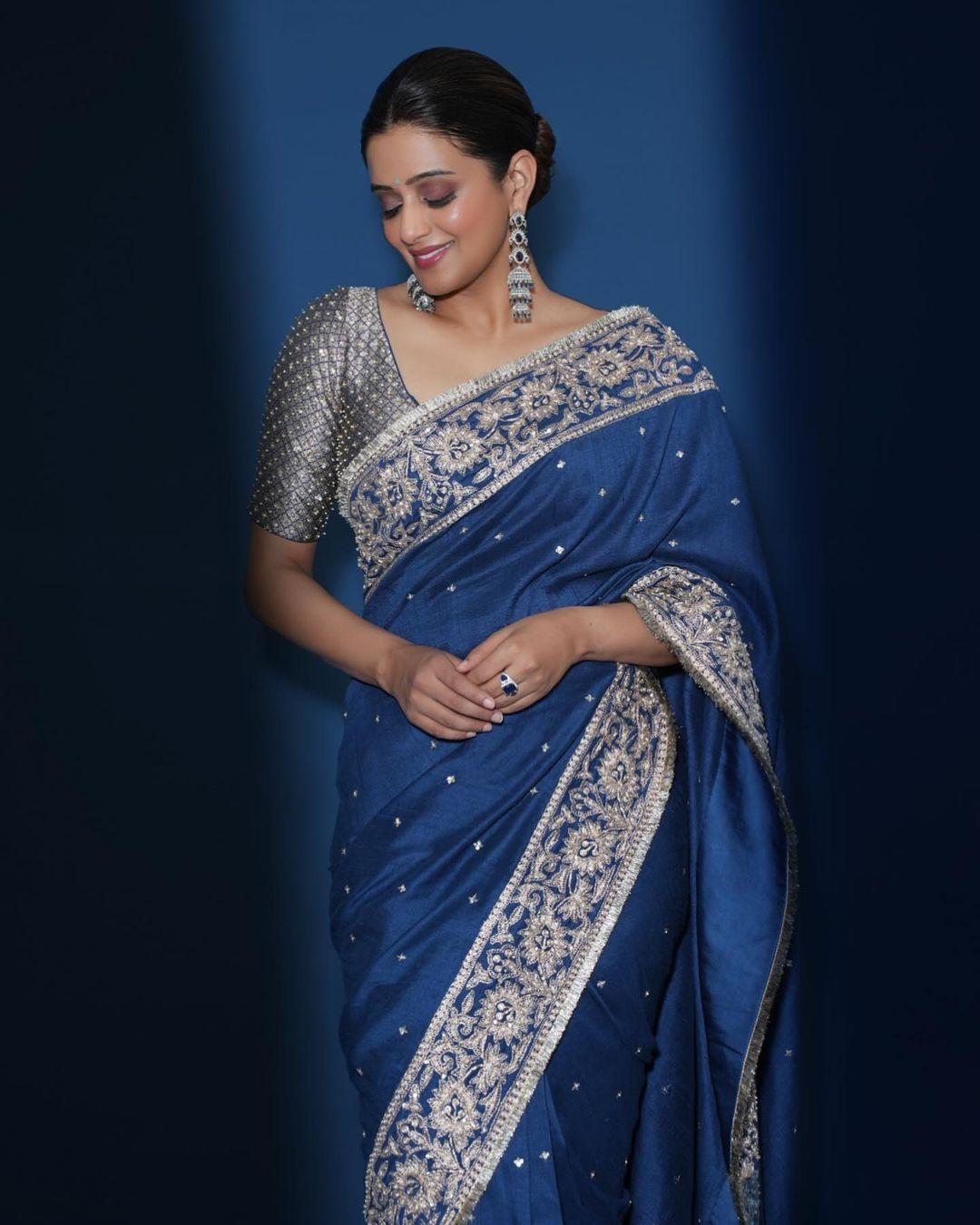 In this look, the actress paired a silver blouse that matches her saree's border
