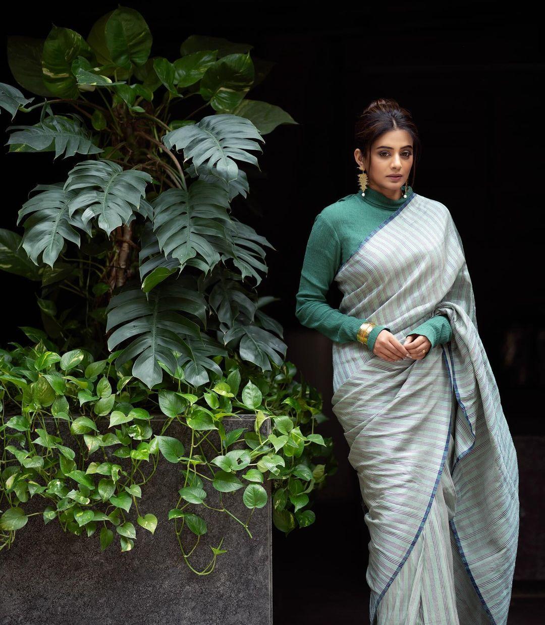 Are you planning to go out for a party and want a subtle yet classy look? Worry not, we have the perfect choice from Priyamani's wardrobe