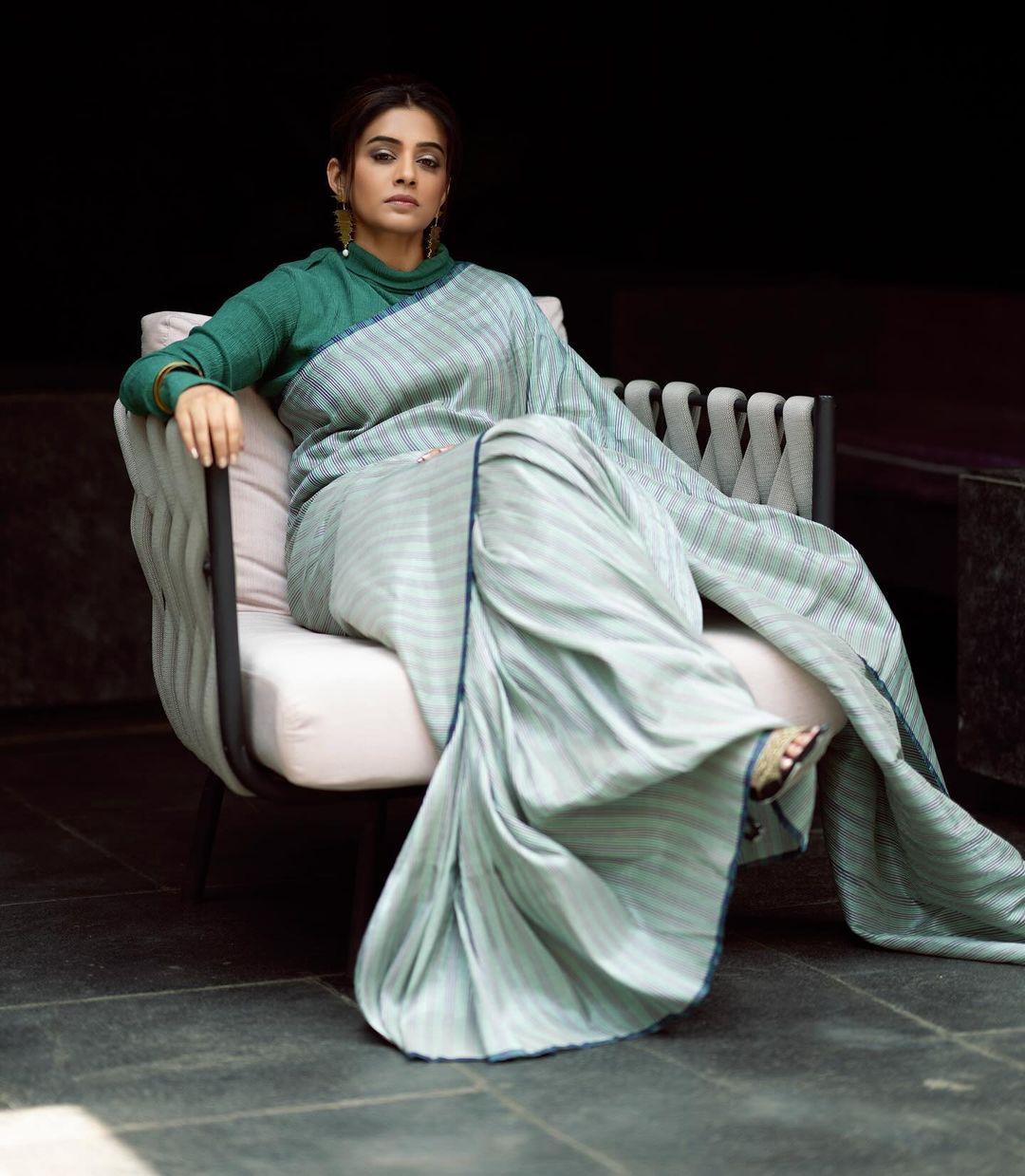 In this look, the actress wore a stunning full-sleeve turtle neck green blouse and paired it with a light-coloured saree