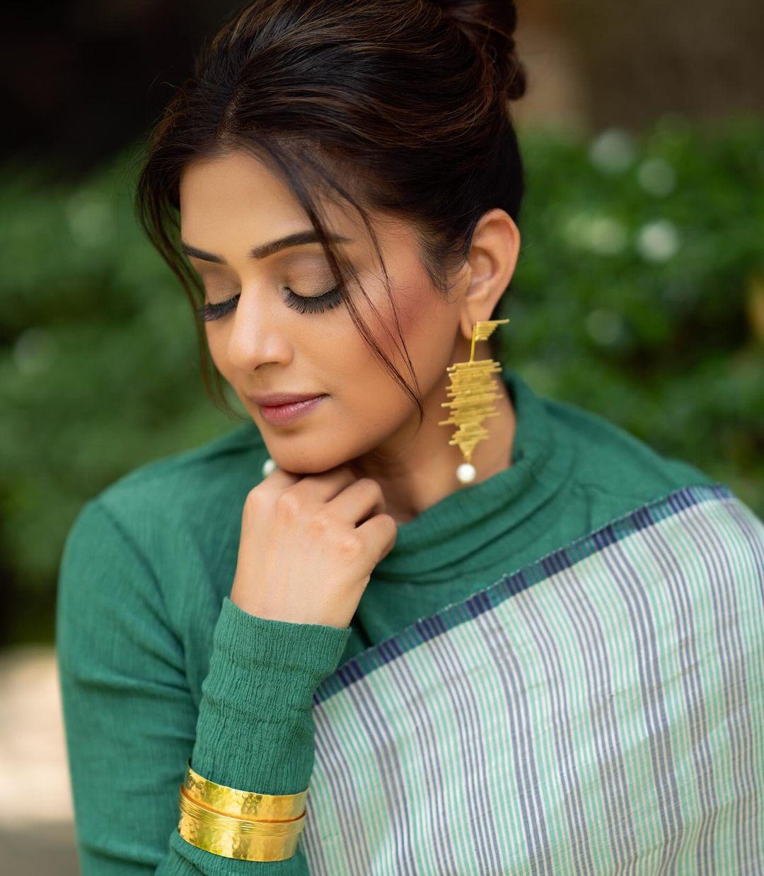 The actress tied her hair in a messy bun and applied minimal yet glossy makeup. She added some extra blush to enhance her look and wore stylish earrings and a golden bangle to complete her appearance