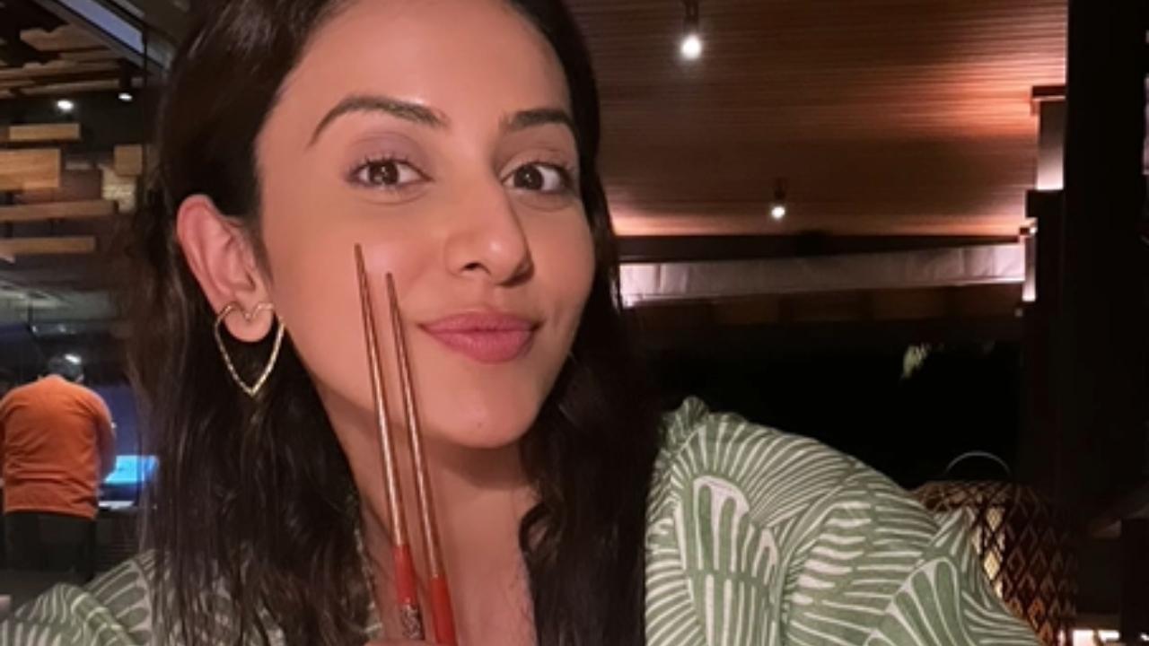 Rakul greets fans on World Sushi Day; shares photo of her waiting to dig i,