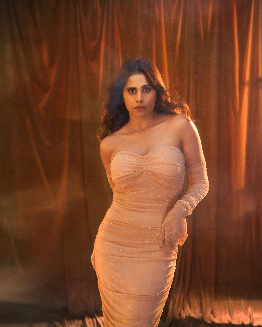 In this look, Sai opted for a beautiful beige-coloured dress. The actress let her hair cascade over her shoulder