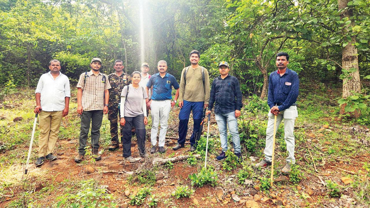 Participants prepare to set out on the snare hunting trail in SGNP