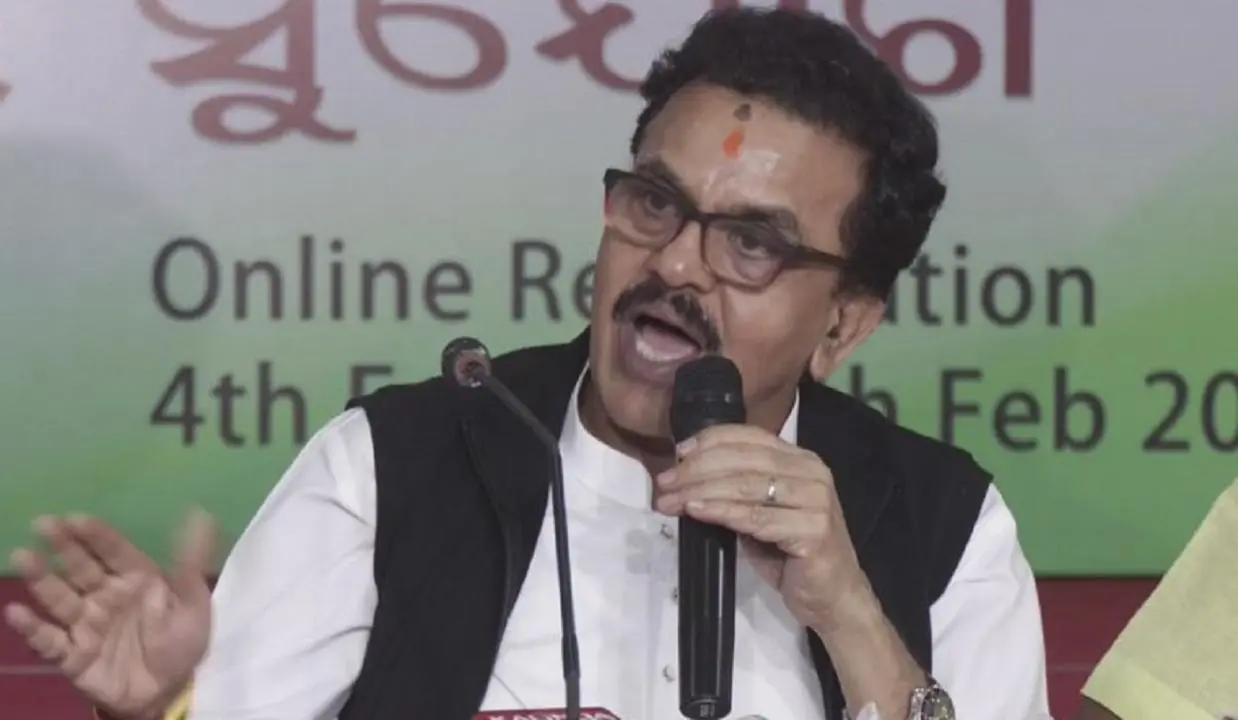 Nirupam seeks apology from Rahul Gandhi, Aaditya Thackeray over false EVM claims