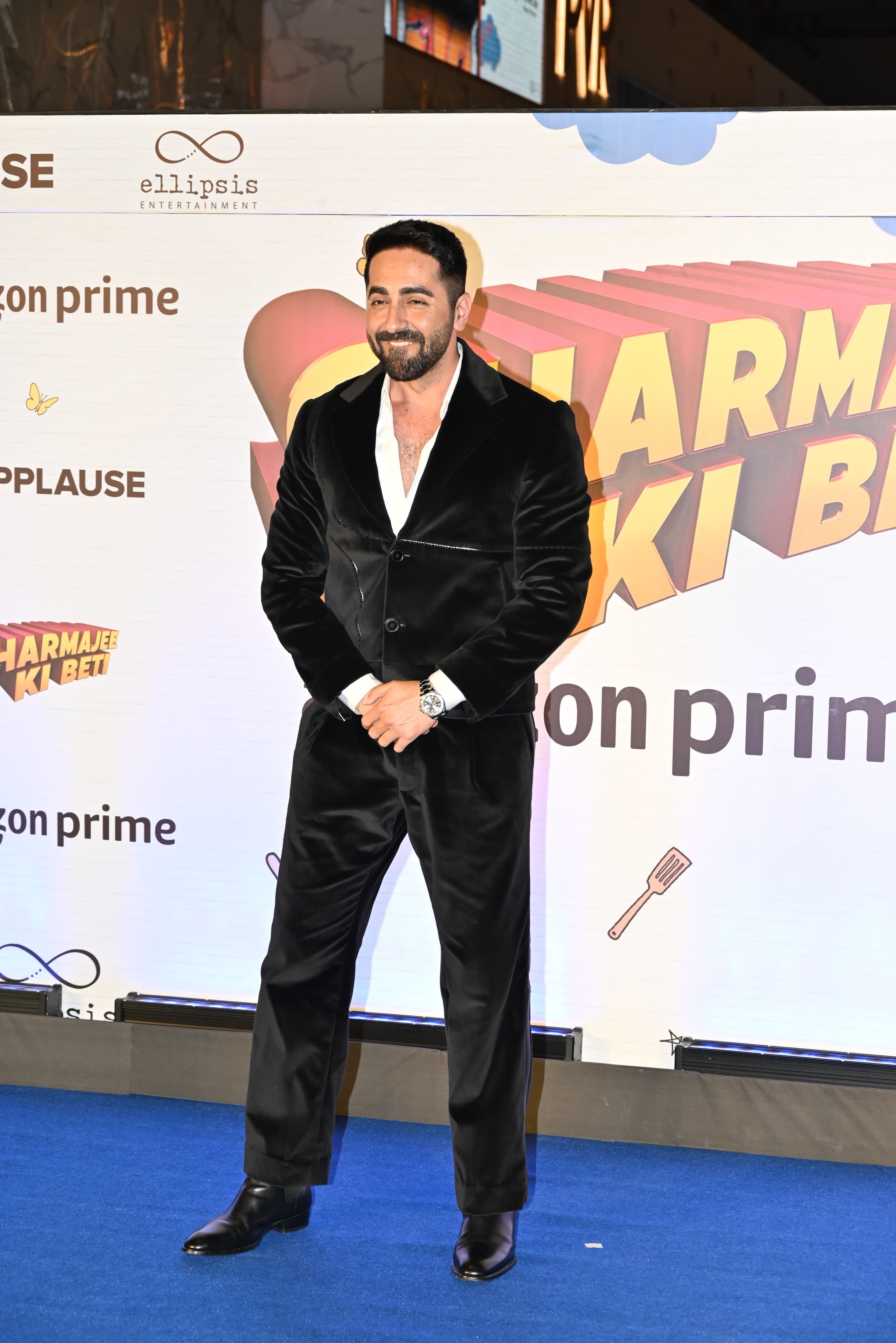 The actor happily posed for the paparazzi present at the event 