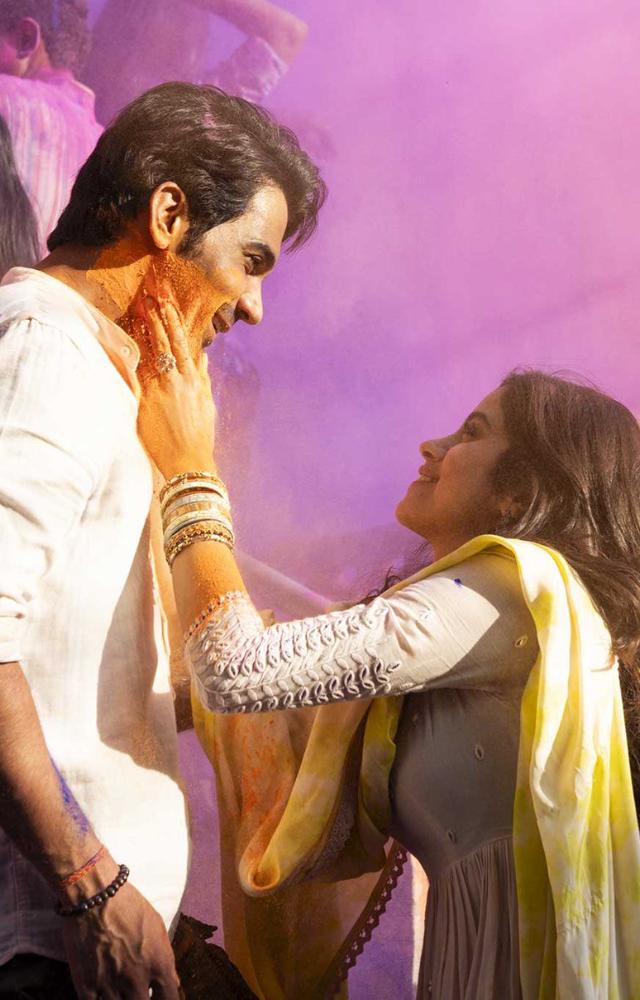 A throwback to the good old days “Dekha Tenu” is a romantic ballad from Mr and Mrs Mahi