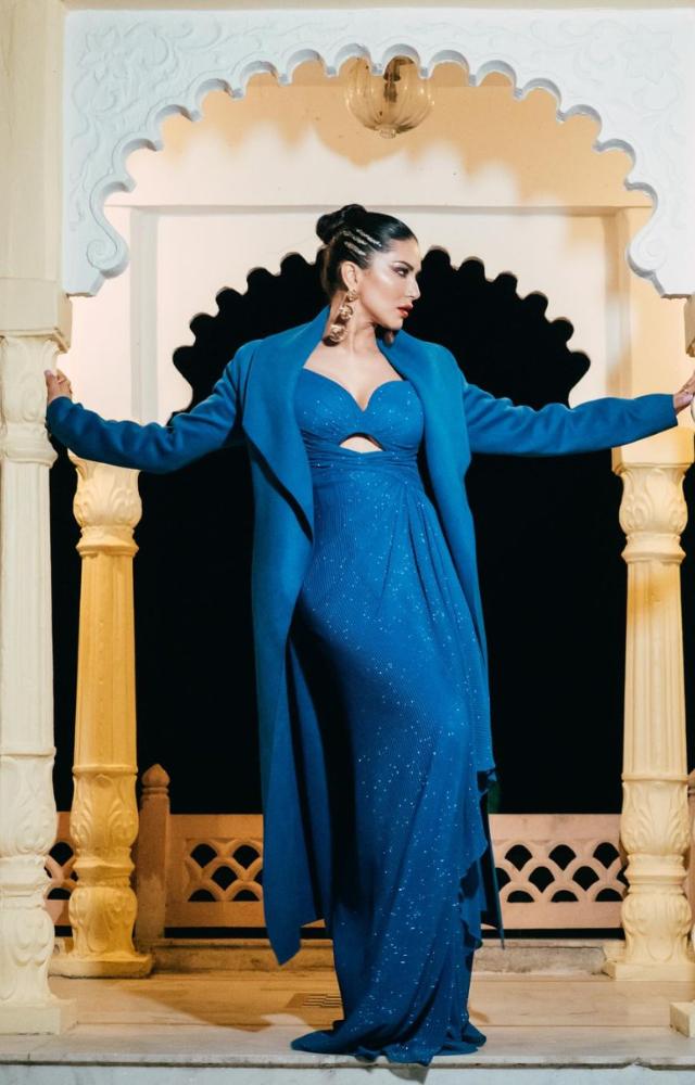 The actress slipped into a dramatic gown with one-sided frail. She added a boss-lady touch by pairing it up with a matching trench coat