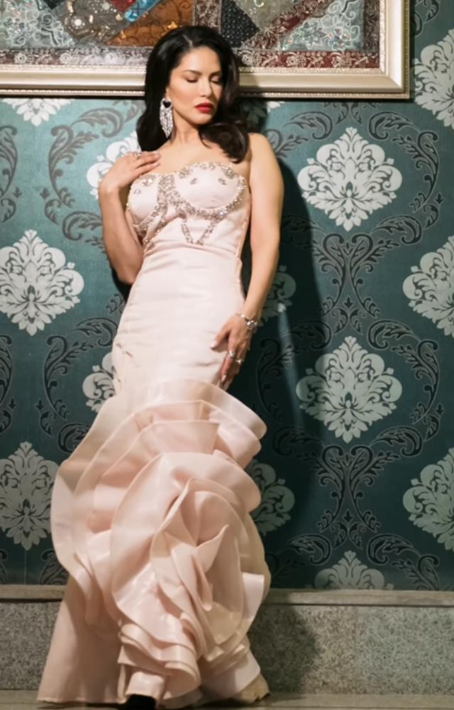 Sunny Leone`s gown is adorned with stunning diamond details, which totally steal the show. She has paired this outfit with heart-shaped earrings