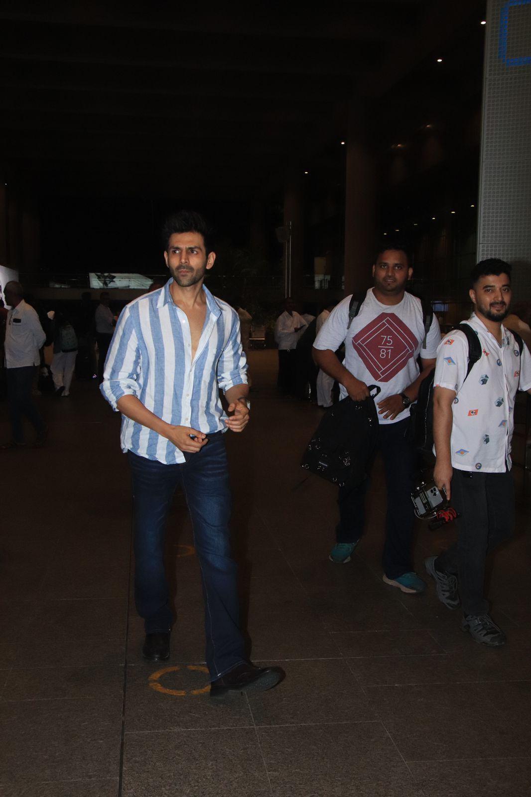 Last night Kartik Aaryan was snapped in the city