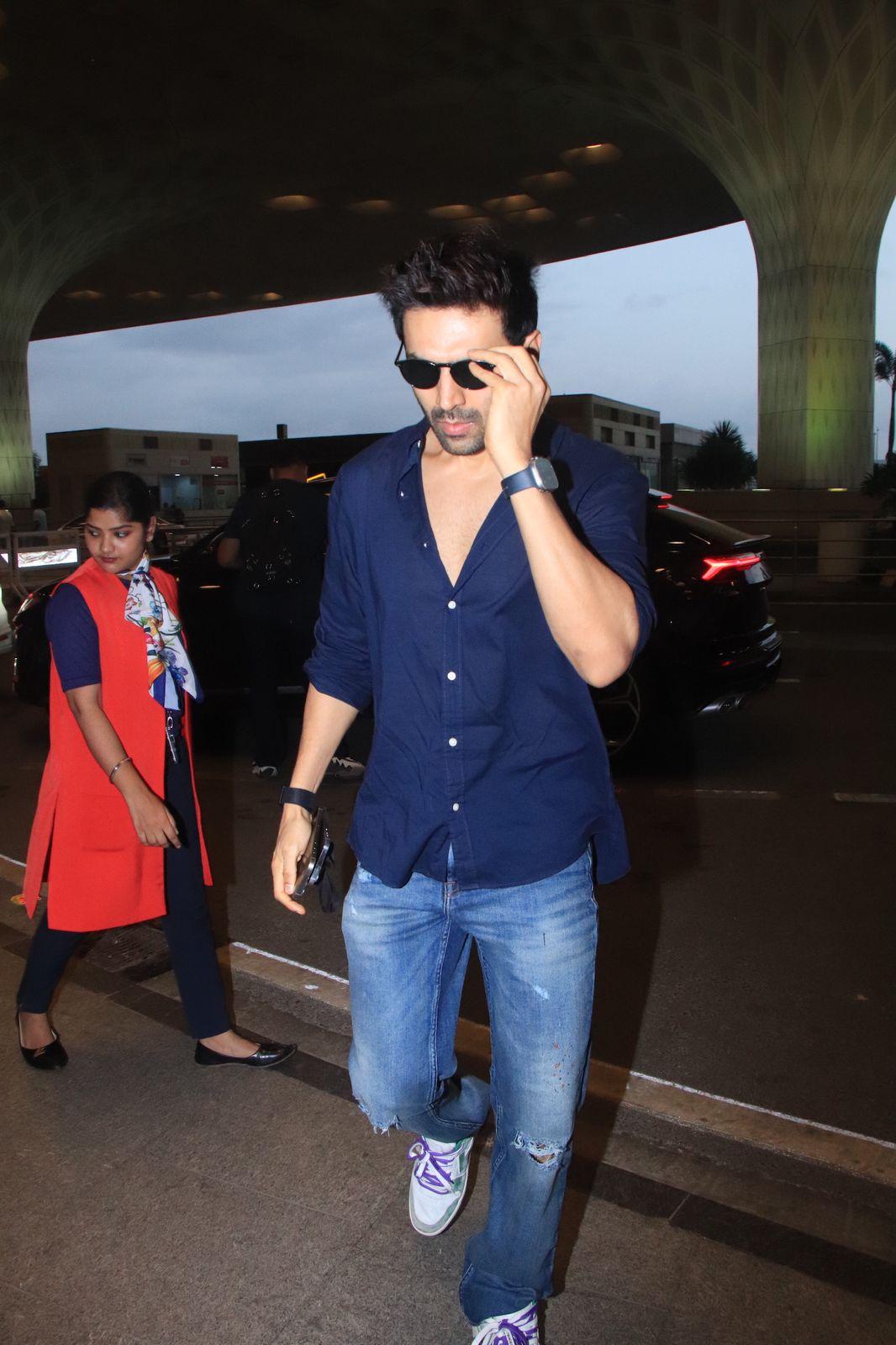 Kartik Aaryan was clicked at Mumbai airport last night. The actor looked smart in blue shirt