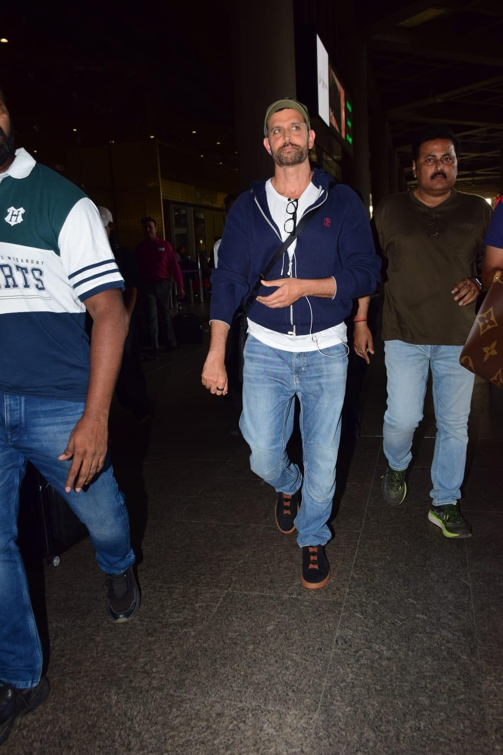 Heart-throb Hrithik Roshan stole hearts in casual outfit for his airport look