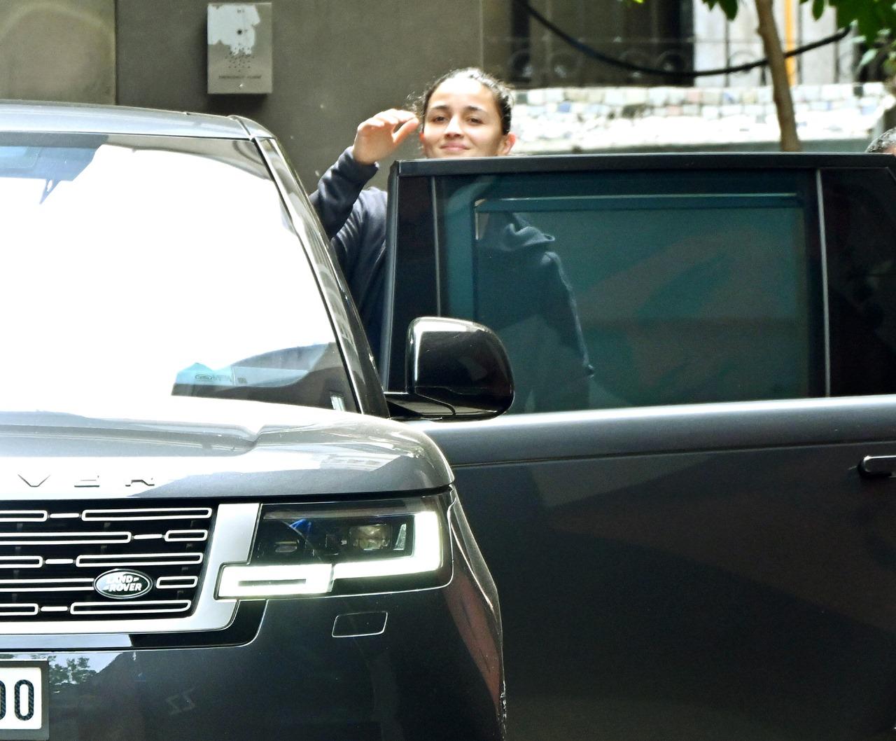 Alia Bhatt waved at the paparazzi as she went out