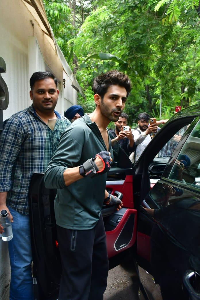 Kartik Aaryan looked dapper in his sporty avatar