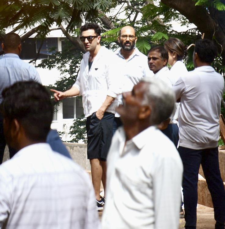 Ranbir Kapoor was seen having serious discussion with the people present at the under-construction site