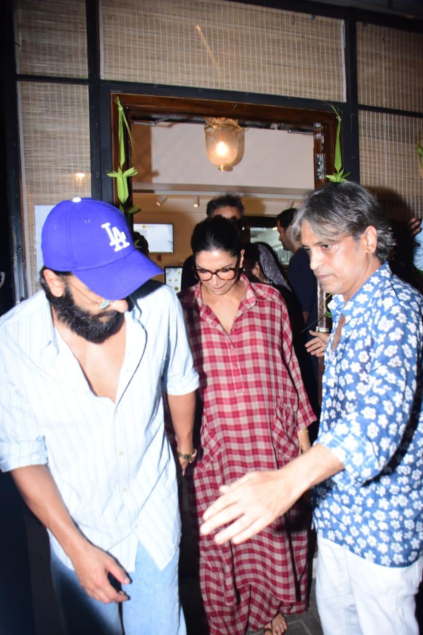 Last night mom-to-be Deepika Padukone was snapped as she went out for a dinner date with her husband Ranveer Singh