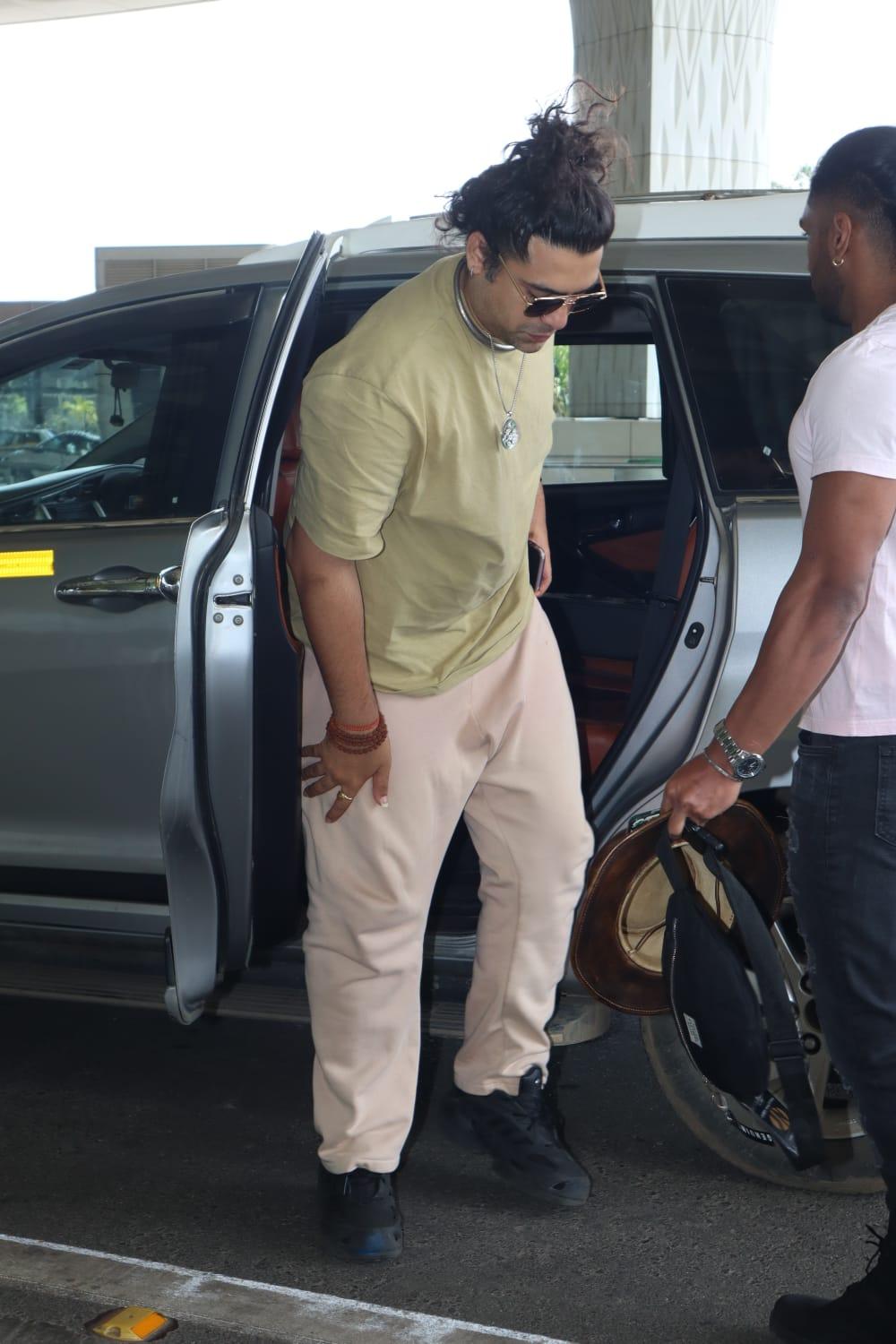 Ace singer Jubin Nautiyal was clicked at the Mumbai airport