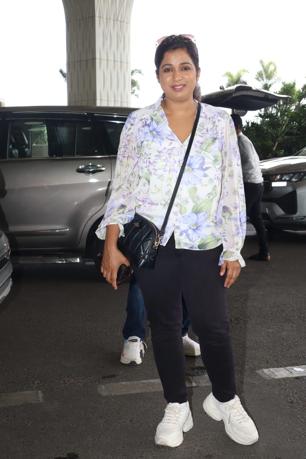 Shreya Ghoshal was clicked at Mumbai airport