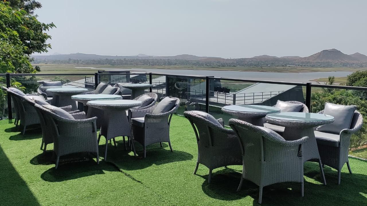 With a chance to explore the property, we were taken to Beyond by Sula, their newest year-old premium property overlooking the Gangapur Lake, and a five-minute drive from the original vineyard.