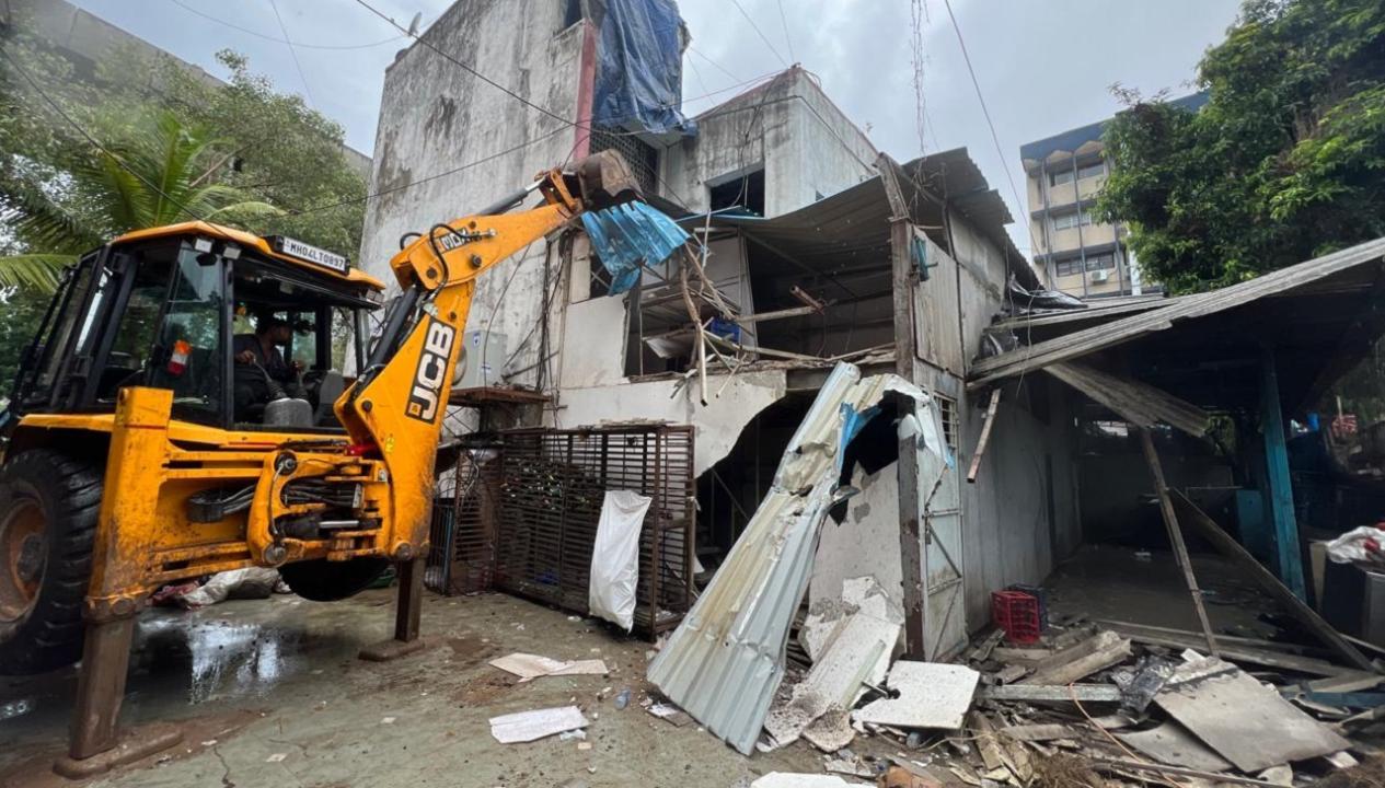 Thane civic body launches drive to raze illegal bars, pubs after Maharashtra CM's directions