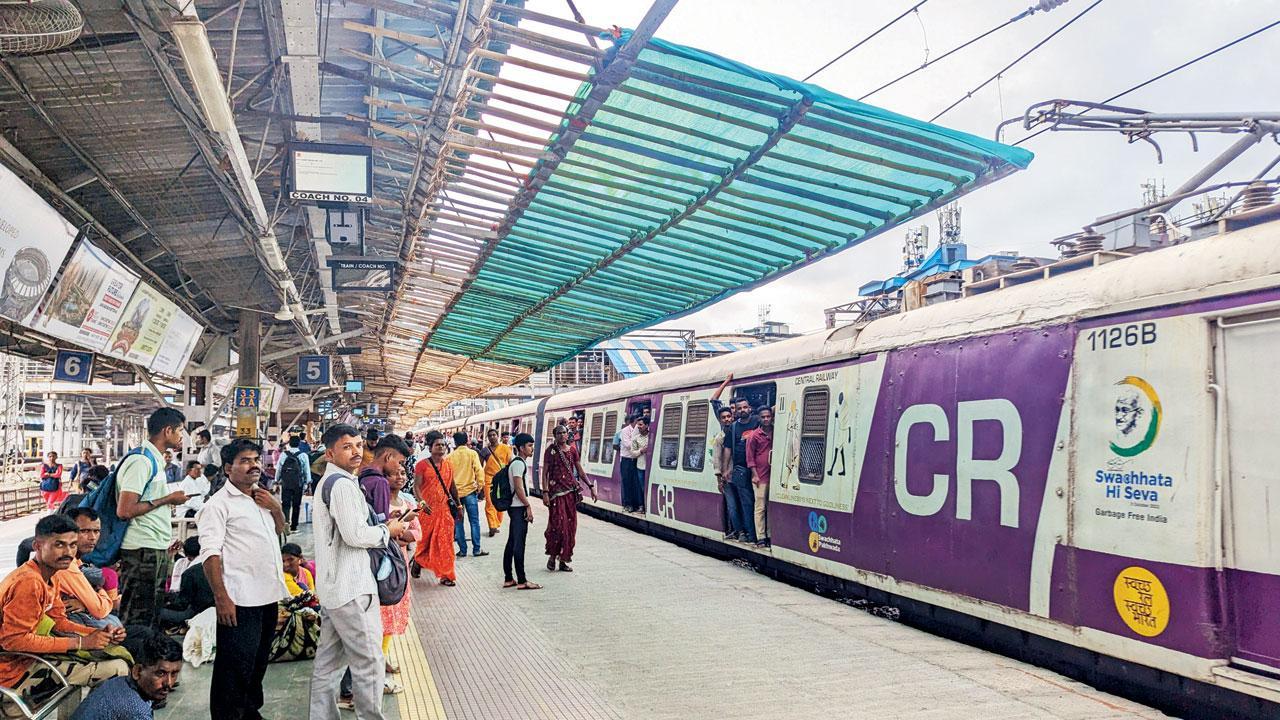 CR’s quick-fix solution: Makeshift bamboo roof at Thane station
