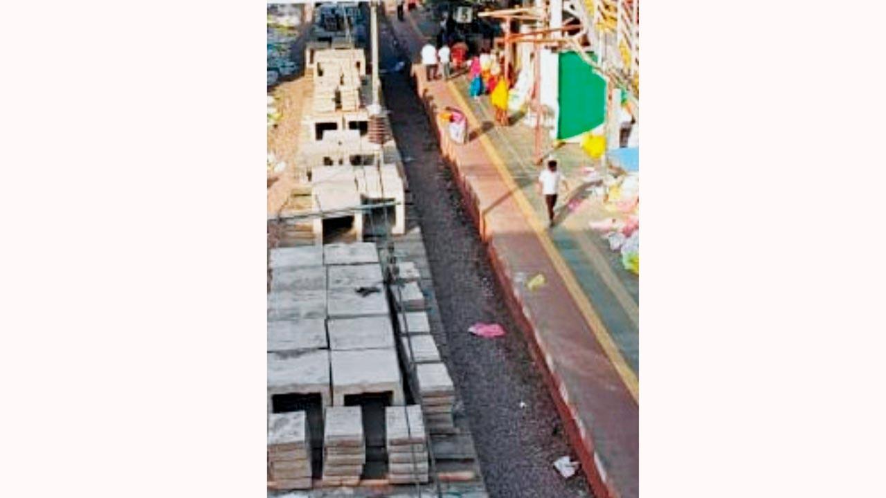 Thane station upgrade: CR uses Lego-like blocks for platform widening