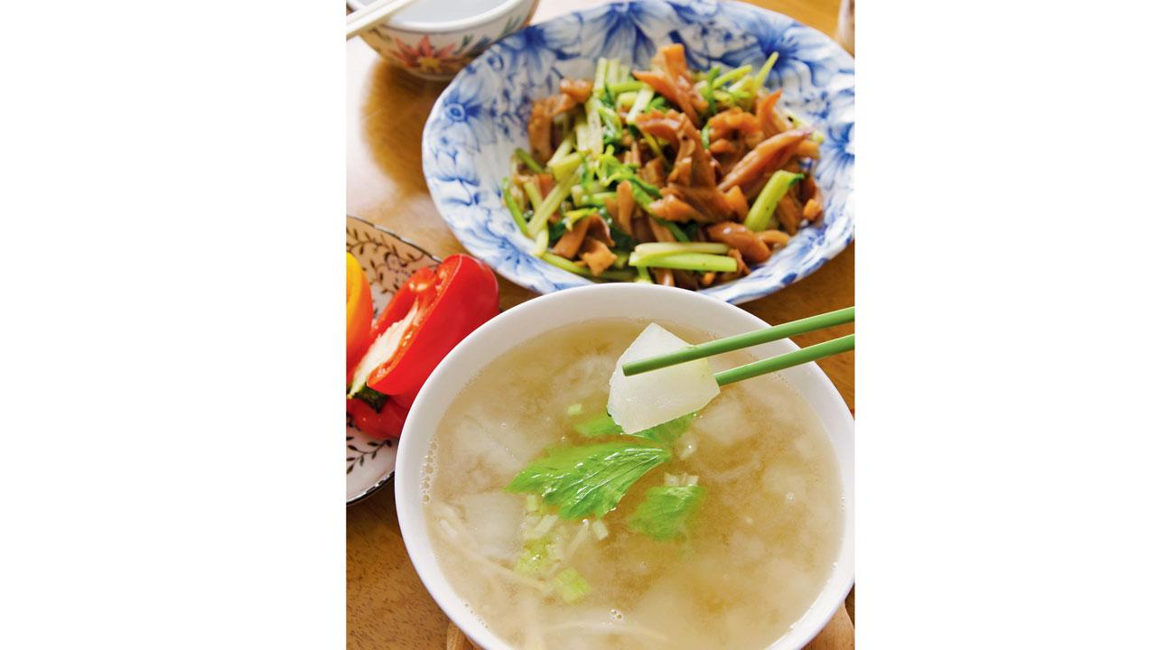During the monsoon, it is recommended to avoid consuming the vegetable in its raw form, but rather in soups or broths. Representation Pics