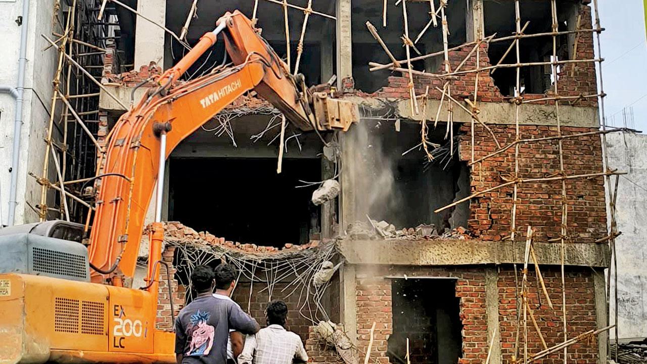 Bulldozer demolishes illegal building