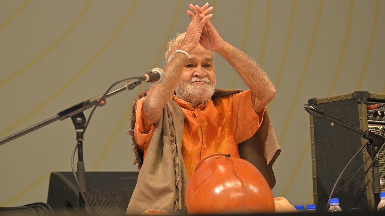 The duo along with L Shankar, was also joined world-renowned Padma Bhushan recipient Vikku Vinayakram on the ghatam as he not only brought alive the performance but also had an interactive few minutes as the audience clapped to his beats. 
