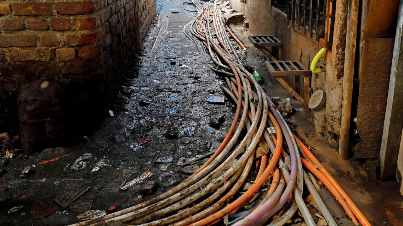 Water pipes at the Juhu Koliwada area, which has faced inadequate water supply for a month, on Tuesday. Pic/Anurag Ahire