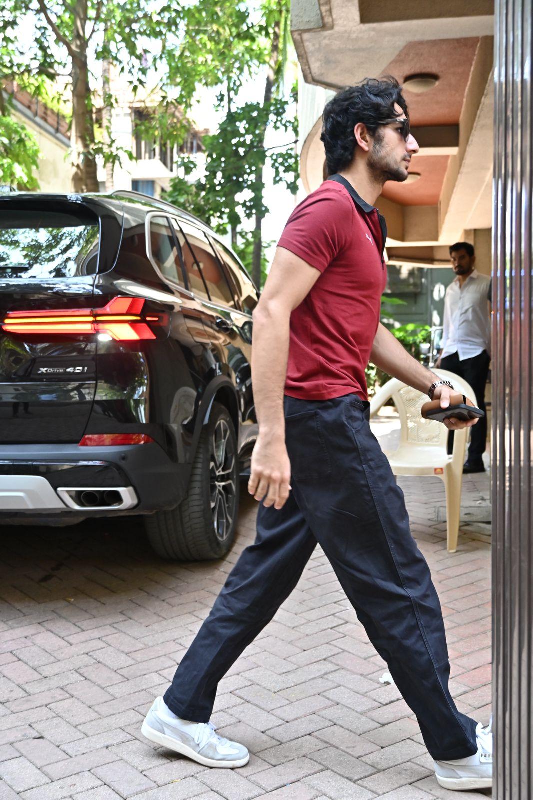 Ibrahim Ali Khan looked dashing in red T-shirt and blue pants