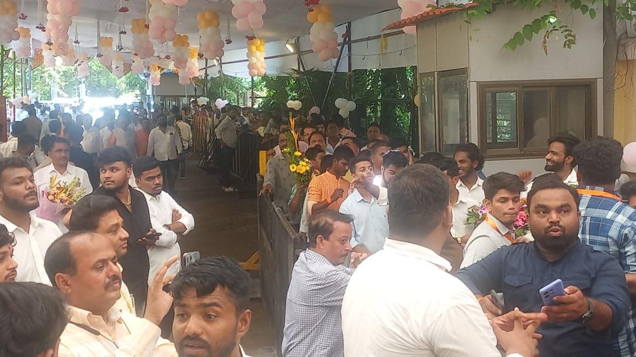 The followers had brought bouquets of flowers and some also presented him with silk shawls on his birthday. 