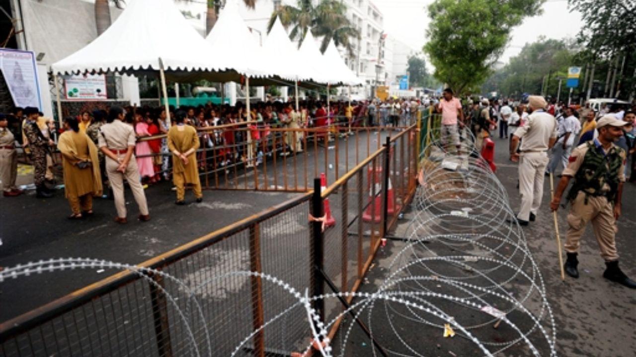 The journey commenced under heightened security, with visual footage showing a steady stream of vehicles passing through the police checkpoints at the Pathna Chowk base camp. Security measures are stringent to ensure the safety of the pilgrims amid concerns of potential threats in the region.