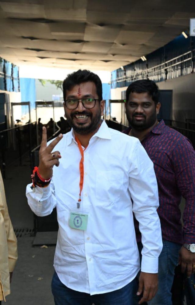 Kirtikar & Gaikwad, leading by a margin, were all smiles and showed victory sign ahead of the announcement of Mumbai Lok Sabha Election Results 2024.